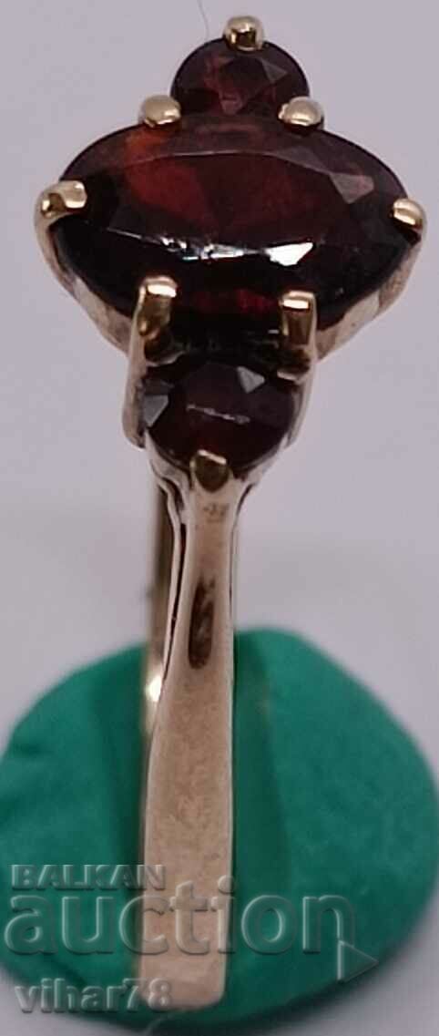 Auction 9K GOLD RING WITH GARNET Auction 9K GOLD RING WITH GARNET