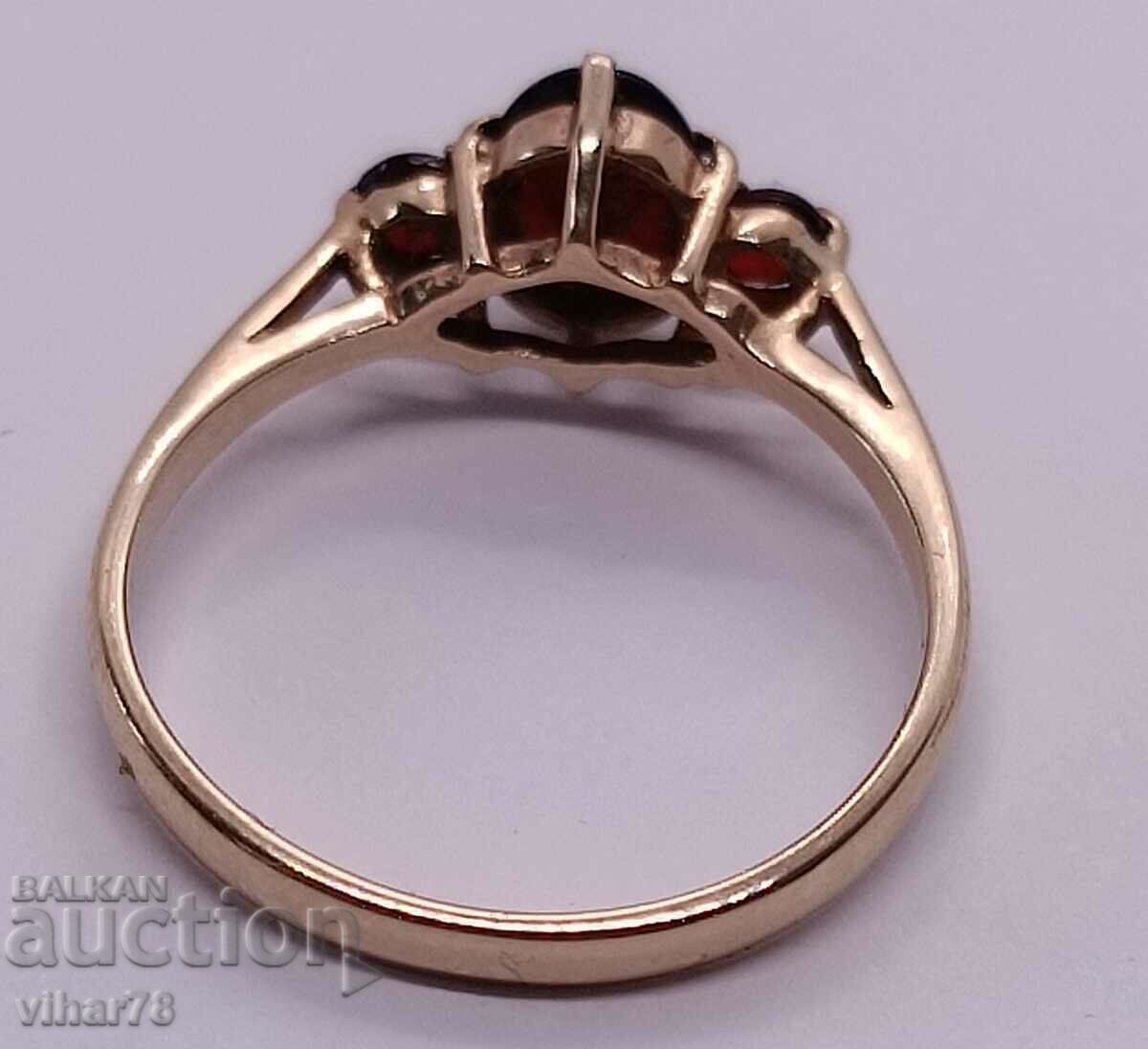 9K GOLD RING WITH GARNET - 6 9K GOLD RING WITH GARNET - 6