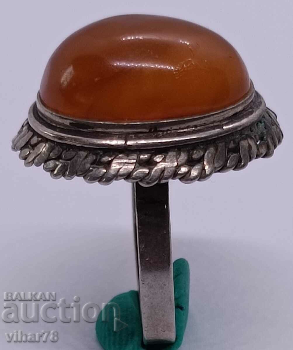 Стар пръстен с кехлибар