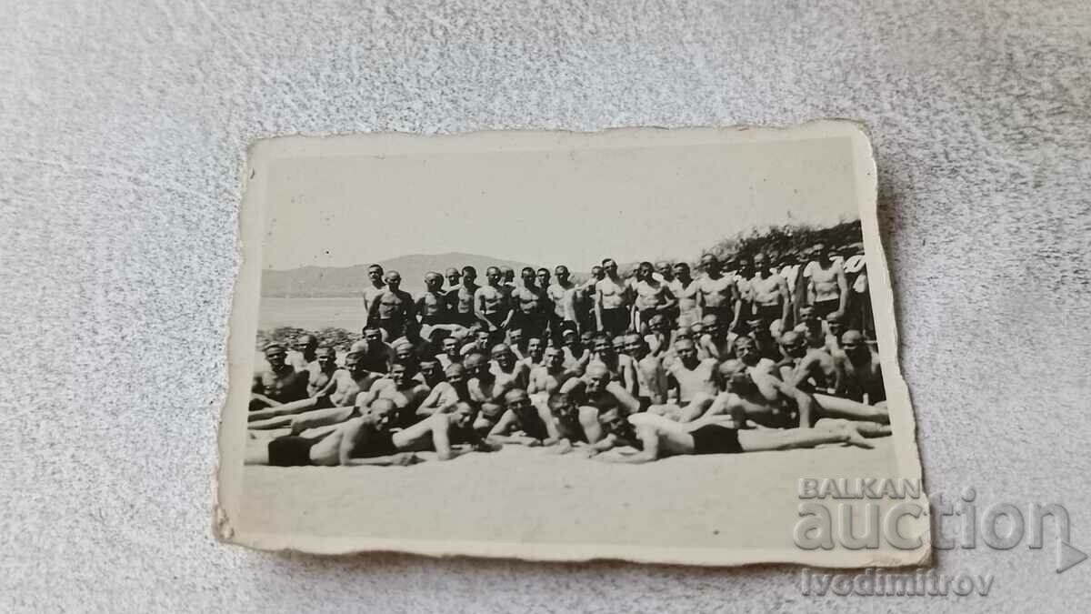 Fotografie Sozopol Bărbați și tineri în costume de baie pe plajă