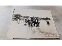 Fotografie Bărbați și băieți în costume de baie pe plajă 1931