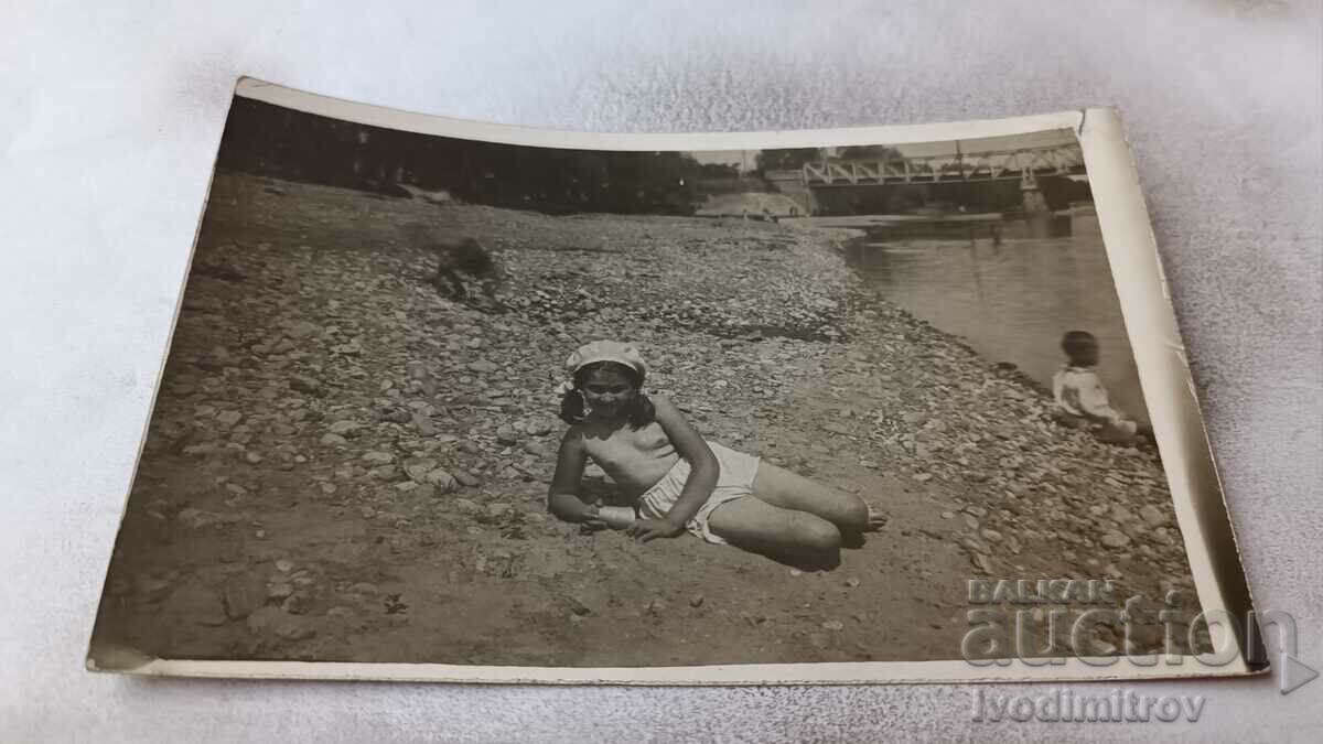 Φωτογραφία Sofia Vrajdebna Ένα κορίτσι με ρετρό μαγιό κατά μήκος του ποταμού Iskar