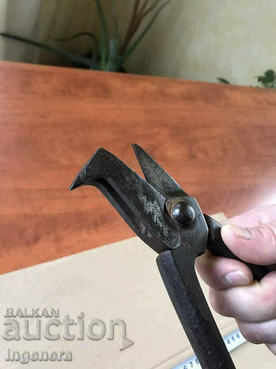 Delivery of TOOL OLD PLIERS KNIFE GUILOTINE HEALTHY RARE Delivery of TOOL OLD PLIERS KNIFE GUILOTINE HEALTHY RARE