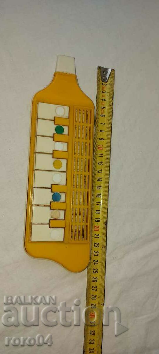 Auction CHILDREN'S PIANO - WHISTLE - MELODEON Auction CHILDREN'S PIANO - WHISTLE - MELODEON