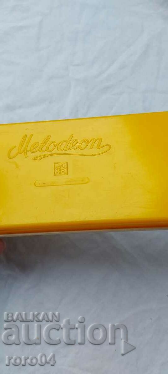 CHILDREN'S PIANO - WHISTLE - MELODEON - 7 CHILDREN'S PIANO - WHISTLE - MELODEON - 7