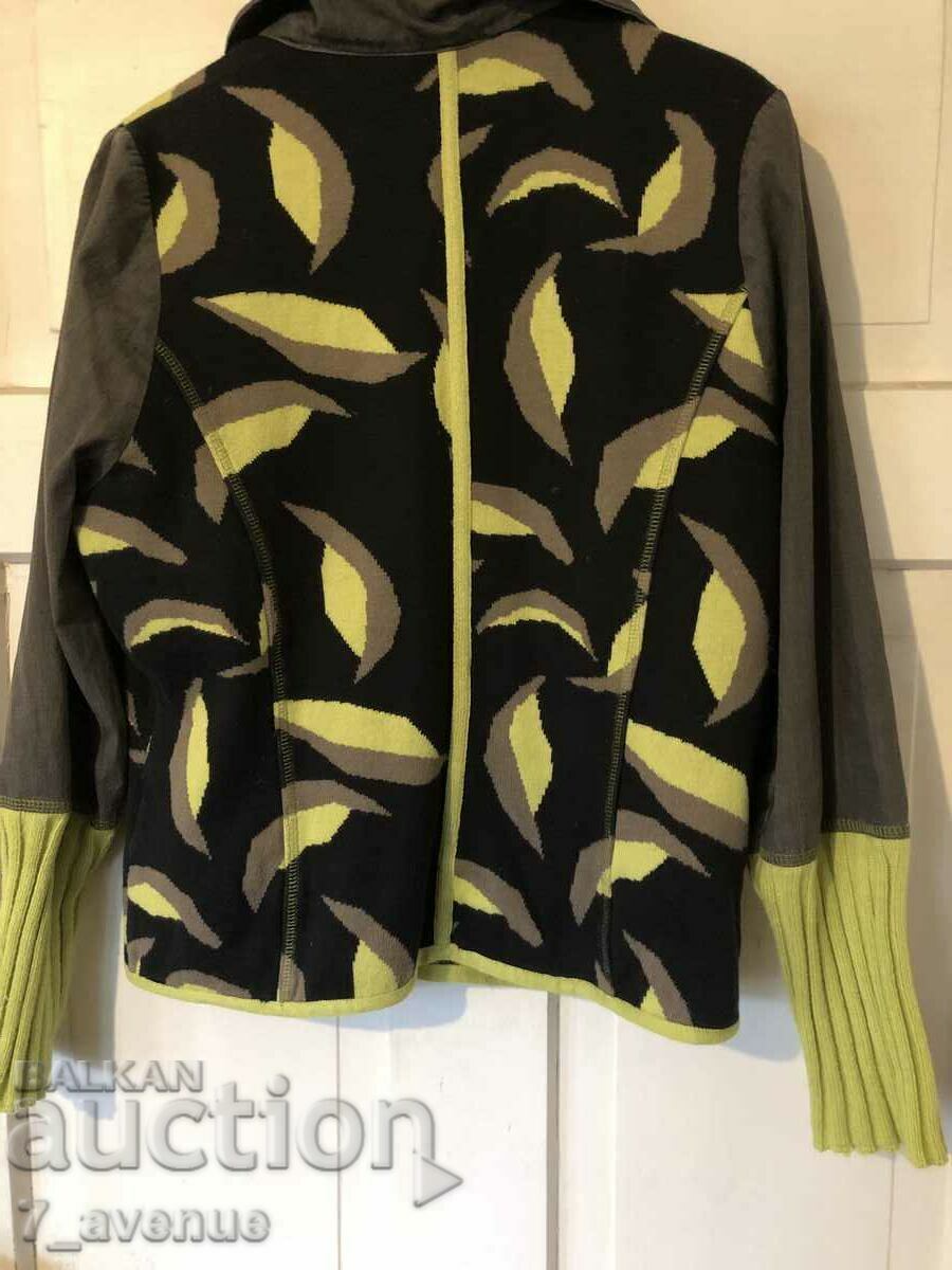 JACHETA cu fermoar frumos 3.03.2025 cu preț 69.00 BGN | € 35.28