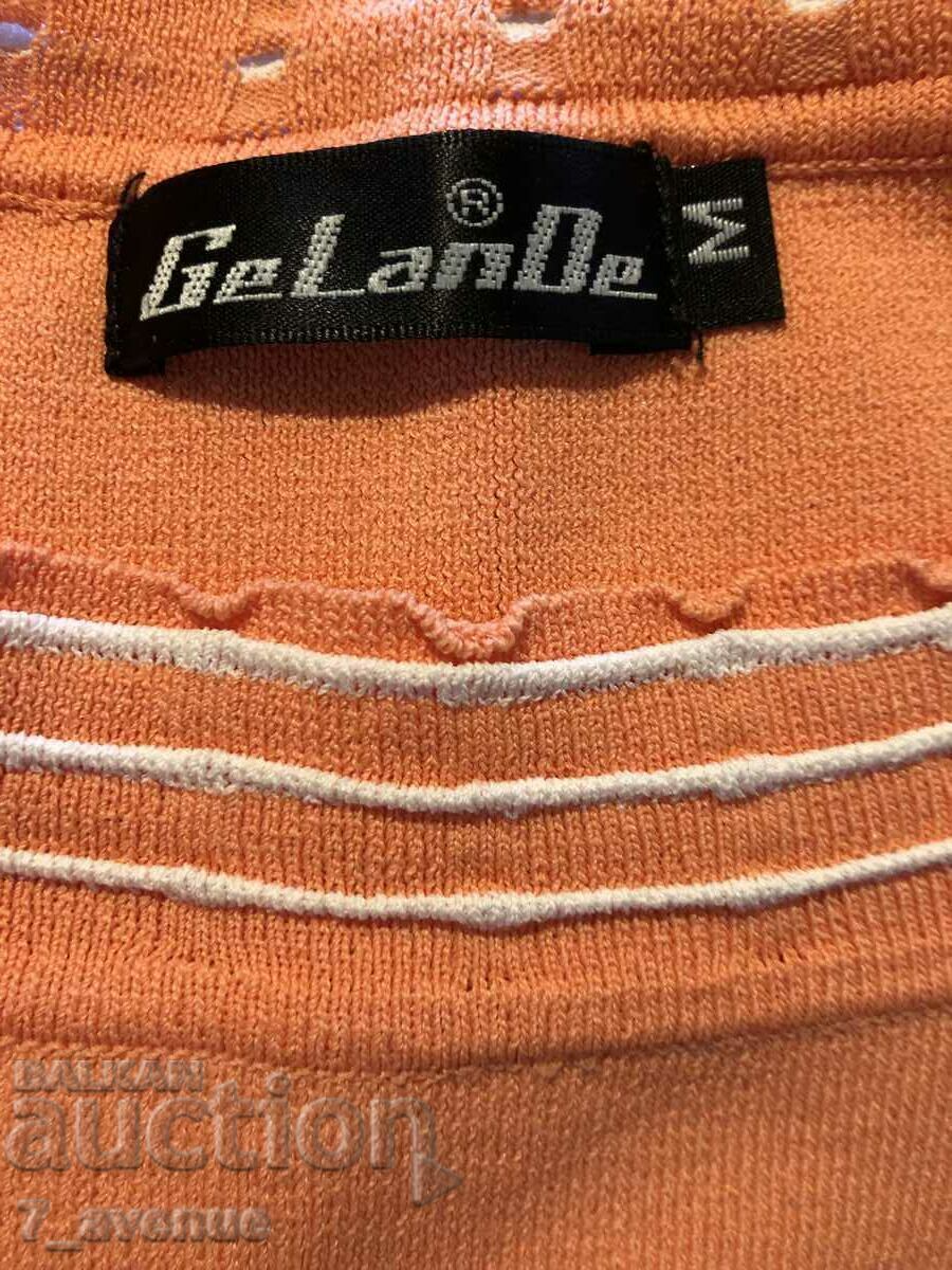 BLUZĂ. portocale cu preț 27.00 BGN | € 13.80