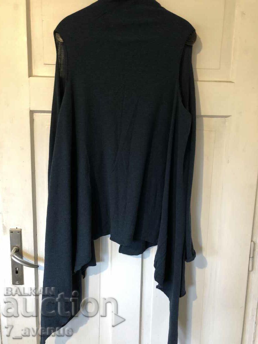 PONCHO cu preț 6.99 BGN | € 3.57