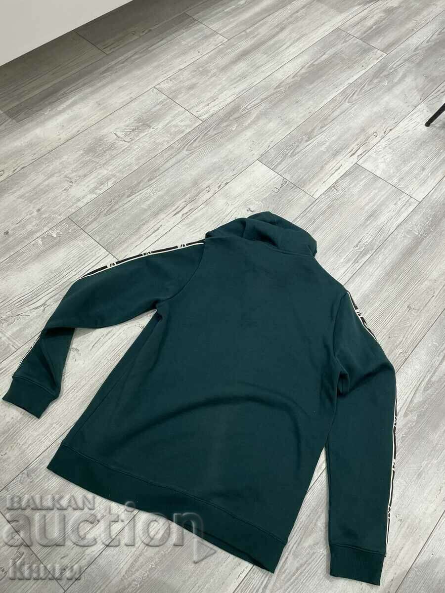 Delivery of Reebok sweatshirt - size L