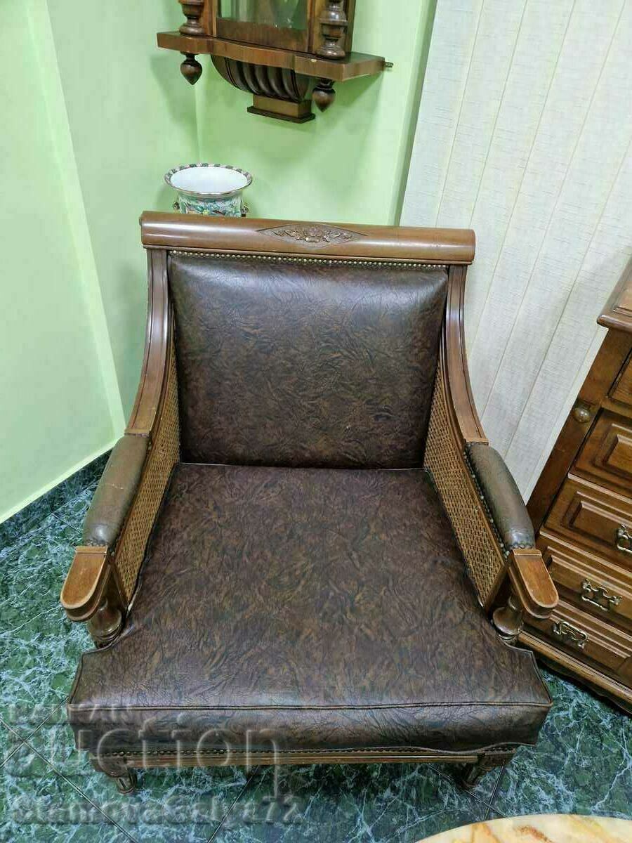 Παράδοση Ένα ζευγάρι όμορφες πολυθρόνες αντίκες