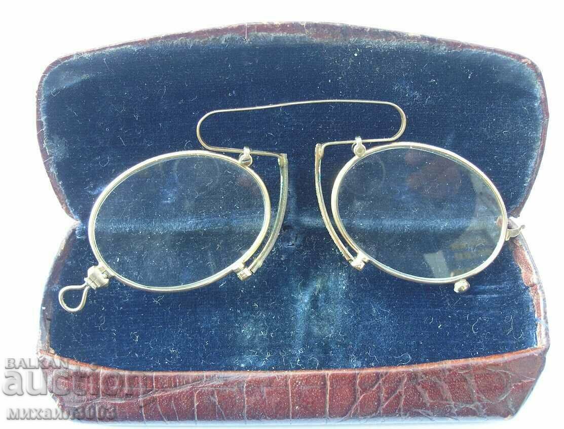 Ochelari vechi Pensne aurite cu cutie cu preț 249.00 BGN | € 127.31 Ochelari vechi Pensne aurite cu cutie cu preț 249.00 BGN | € 127.31