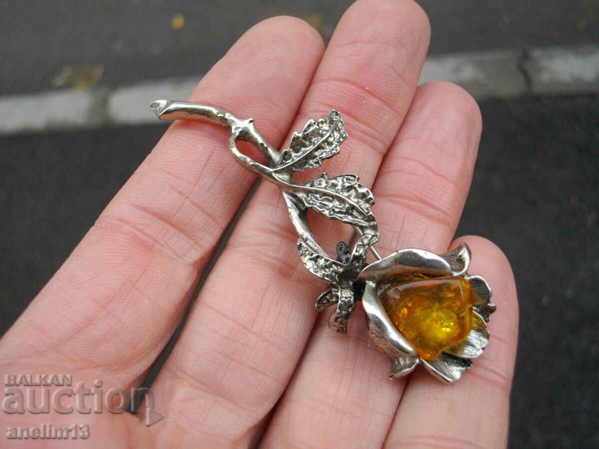 AN OLD AMBER BROOCH