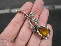 AN OLD AMBER BROOCH