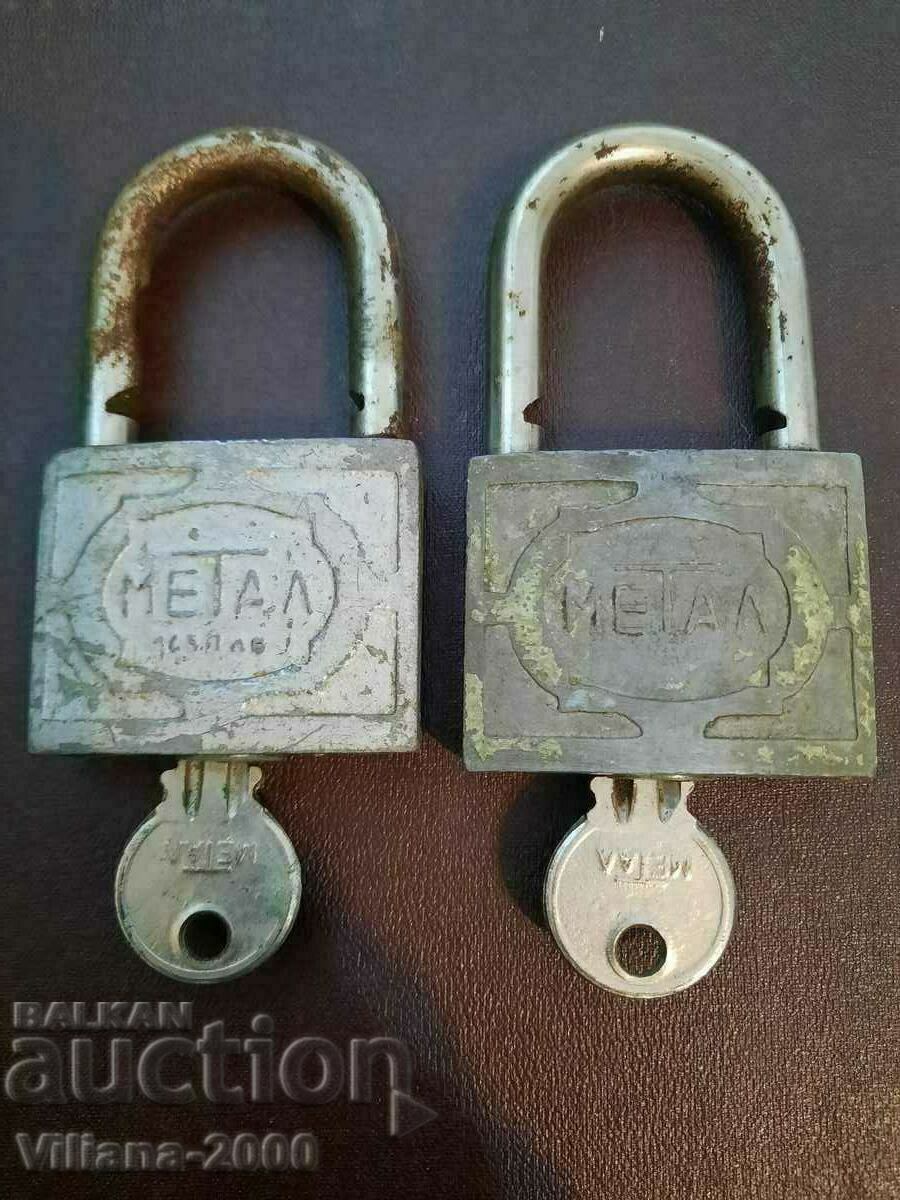 2 pieces of metal padlocks