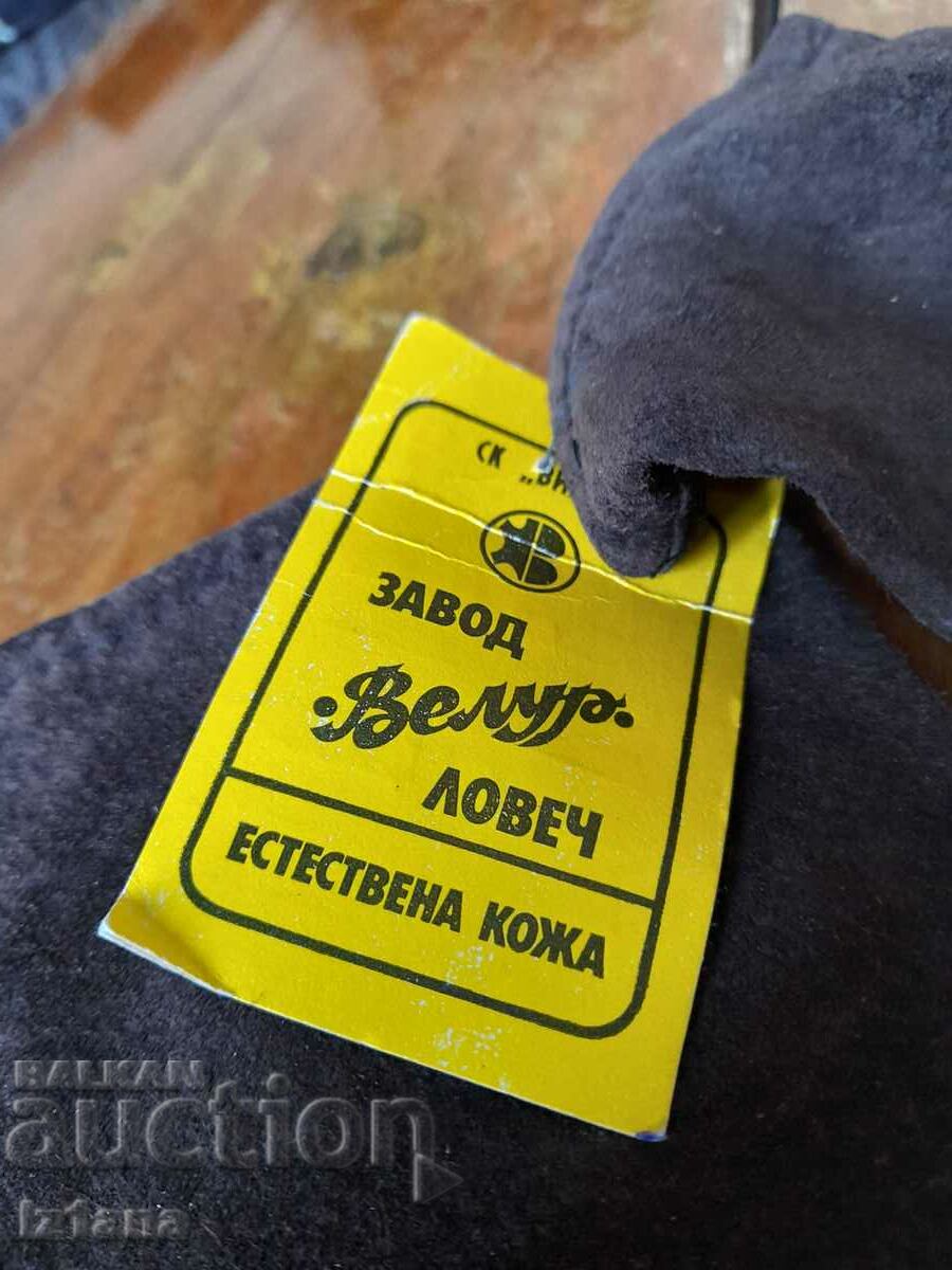 Old leather gloves with price 25.00 BGN | € 12.78