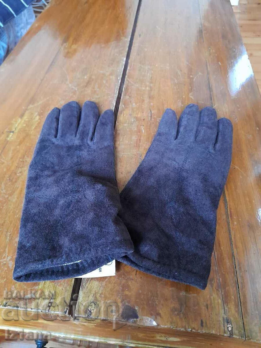 Delivery of Old leather gloves