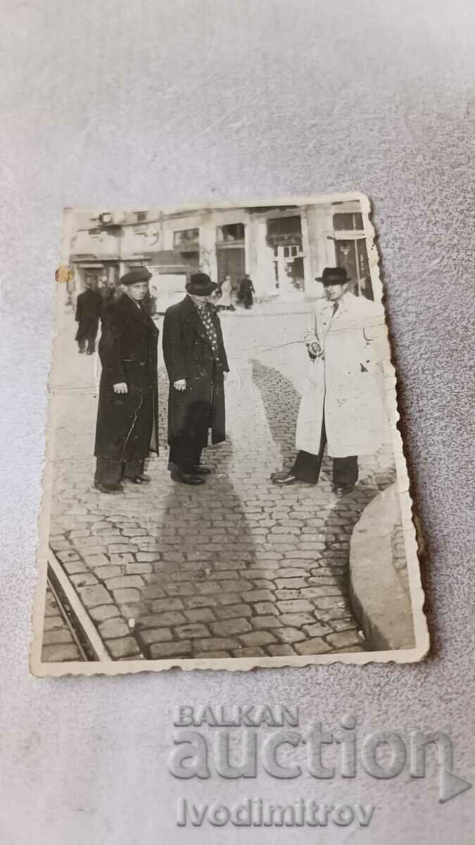 Снимка София Трима мъже в зимни палта на улицата 1940