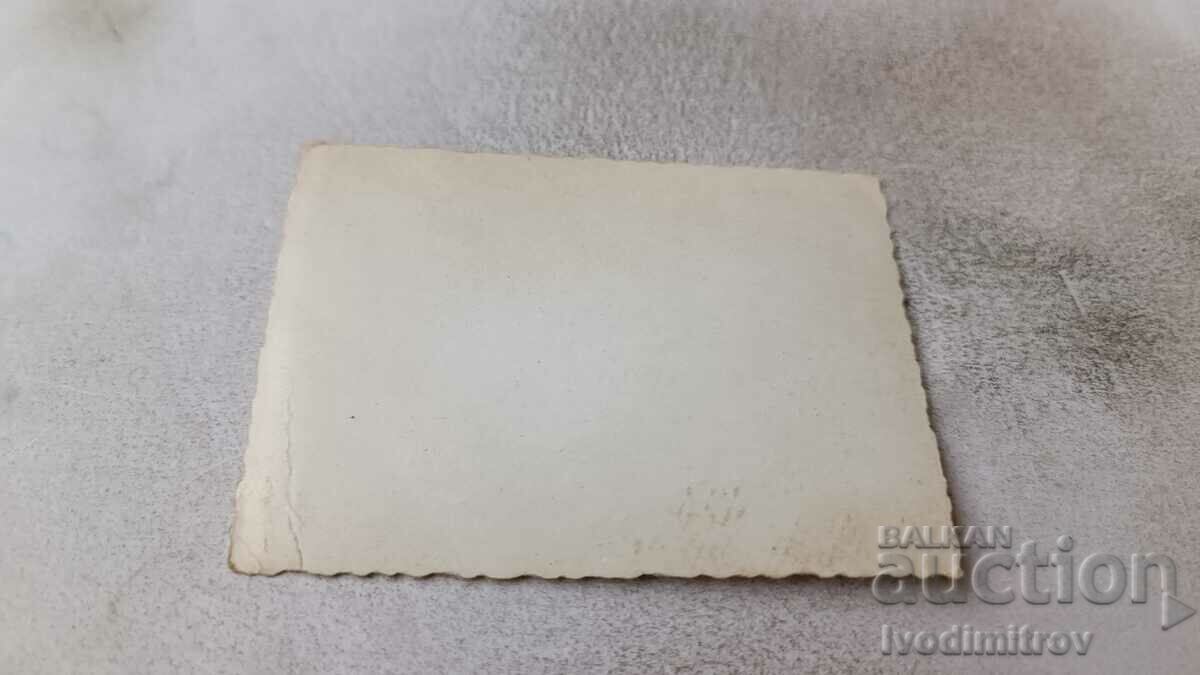 Φωτογραφία Σοφία Ένας άντρας, μια νεαρή γυναίκα και ένα αγόρι σε μια βόλτα με τιμή 1.65 BGN | € 0.84 Φωτογραφία Σοφία Ένας άντρας, μια νεαρή γυναίκα και ένα αγόρι σε μια βόλτα με τιμή 1.65 BGN | € 0.84