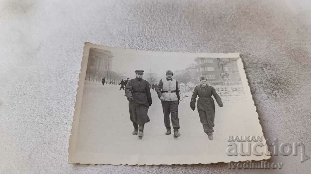 Foto Sofia Trei bărbați în uniformă pe B-dul Țar Osvoboditele