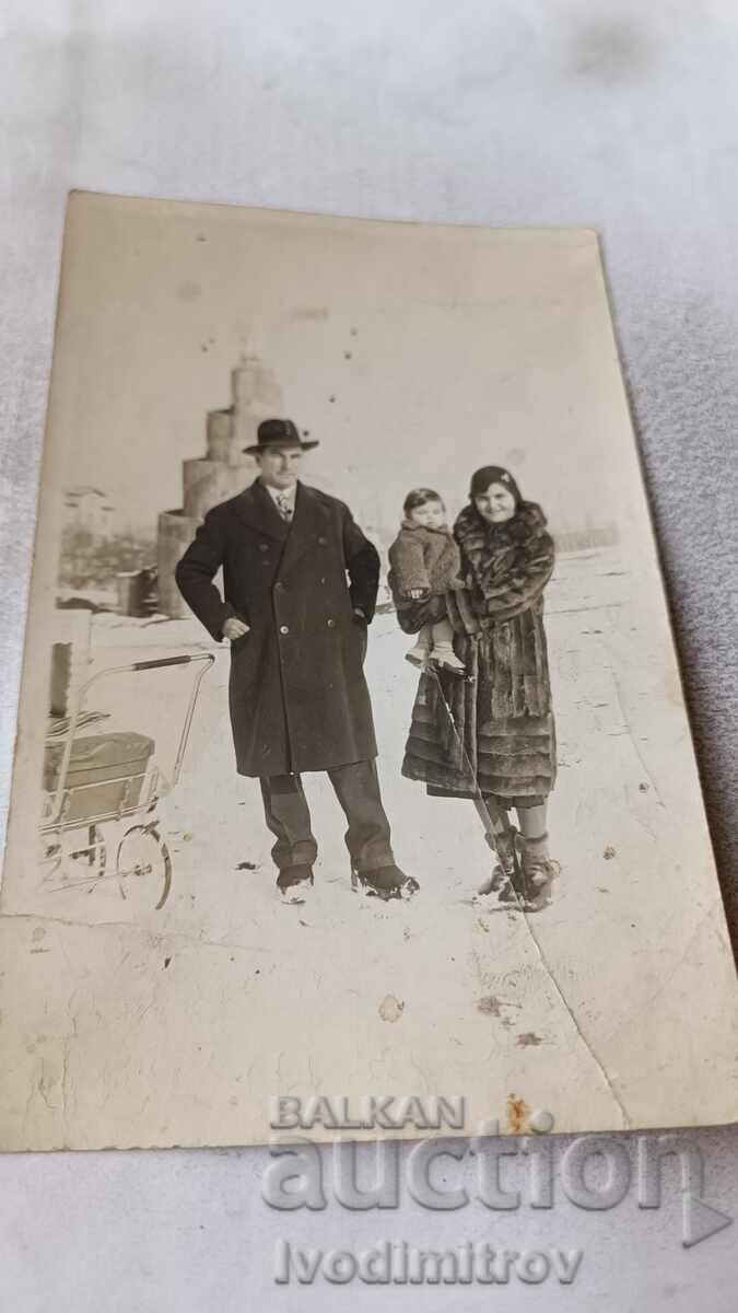 Снимка София Мъж жена и малко момченце през зимата 1930