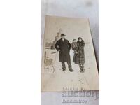 Φωτογραφία Σοφία Ένας άντρας, μια γυναίκα και ένα αγοράκι τον χειμώνα του 1930