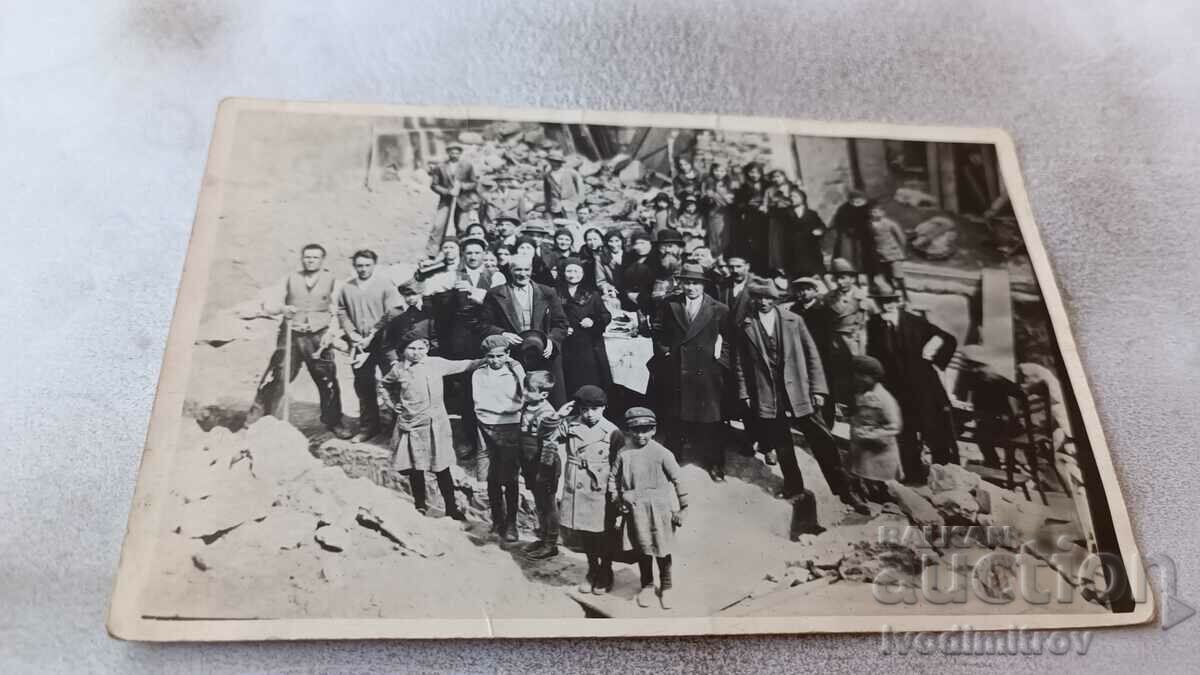 Снимка Constanca Мъже жени и деца в основи на строеж 1934