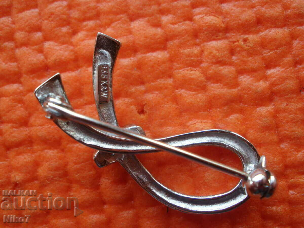 Auction  Old silver brooch.