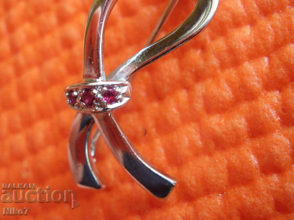 Delivery of Old silver brooch.