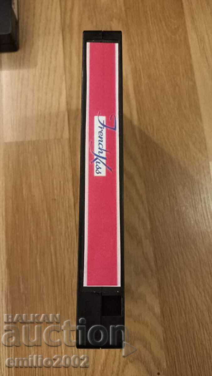 Βιντεοκασέτα γαλλικού φιλιού με τιμή 3.99 BGN | € 2.04 Βιντεοκασέτα γαλλικού φιλιού με τιμή 3.99 BGN | € 2.04