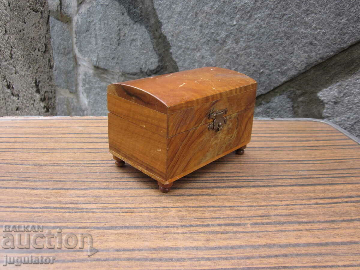 Delivery of old antique wooden box jewelry box with mirror Delivery of old antique wooden box jewelry box with mirror