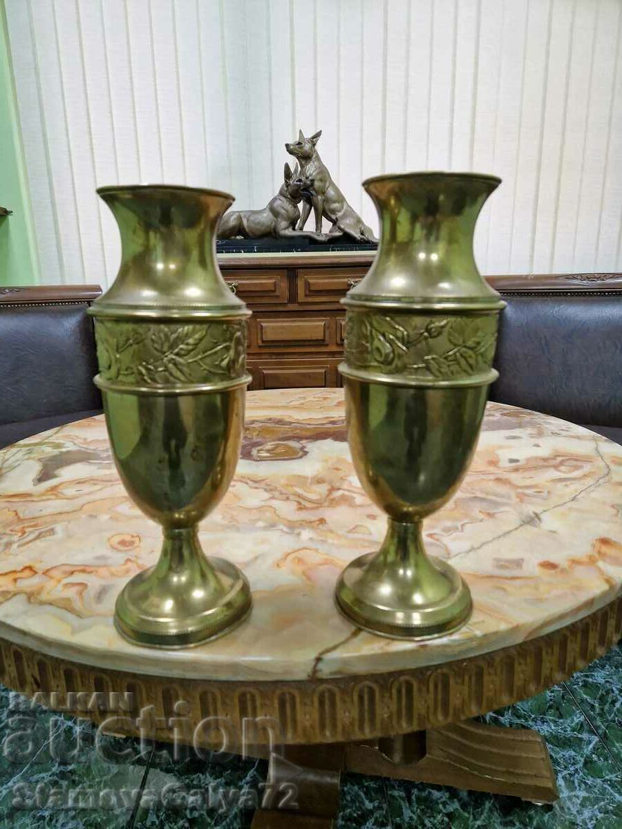 O pereche de frumoase vaze antice din alamă franțuzească