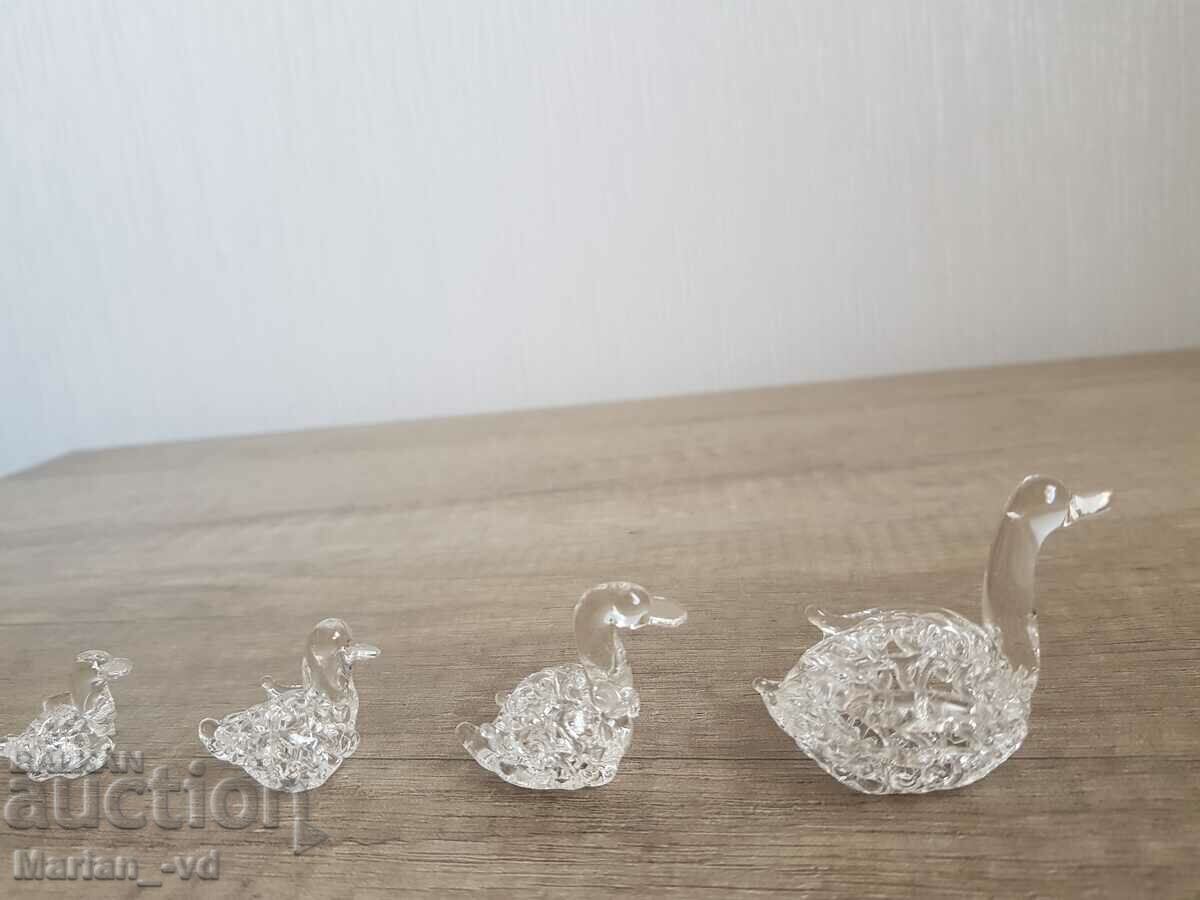 Licitație Mici lebede de sticlă Licitație Mici lebede de sticlă