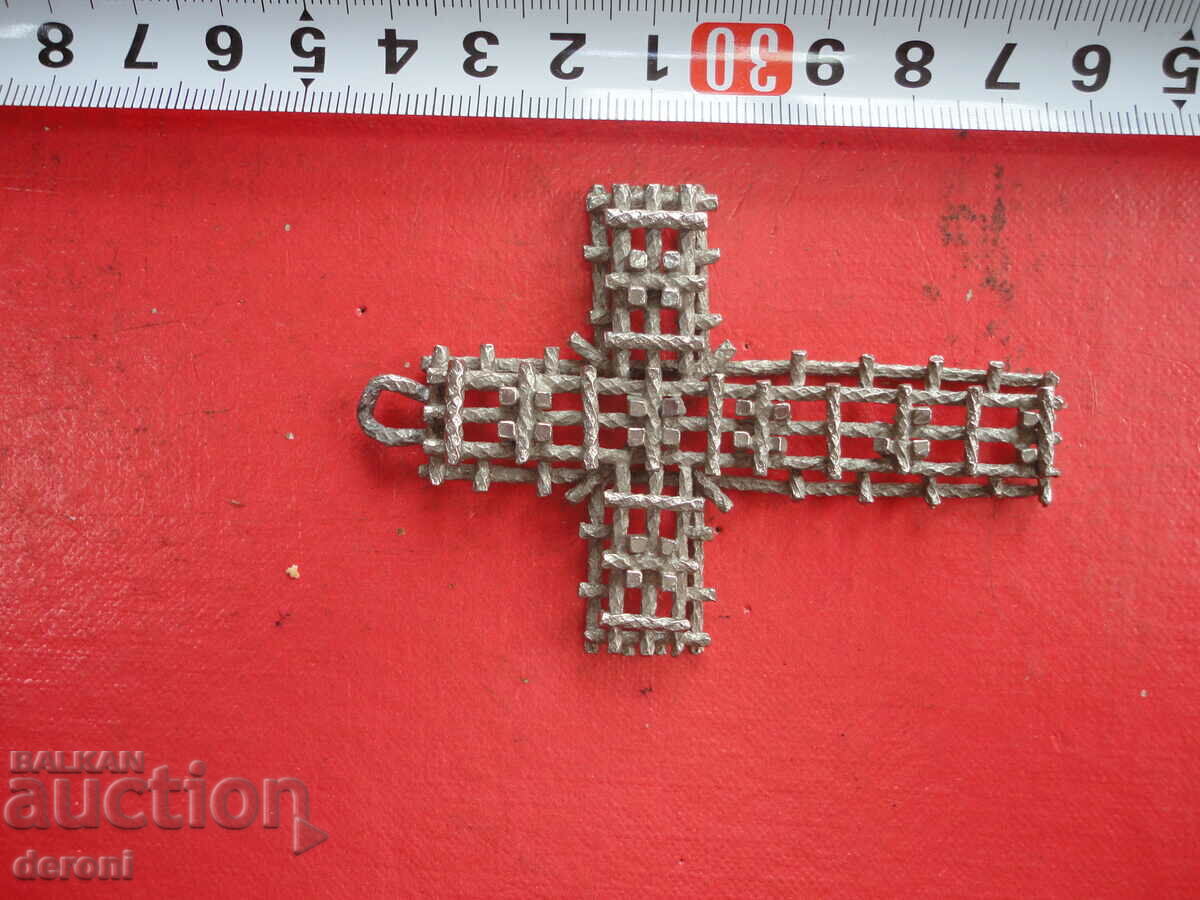 Cruce ajurata antica din metal