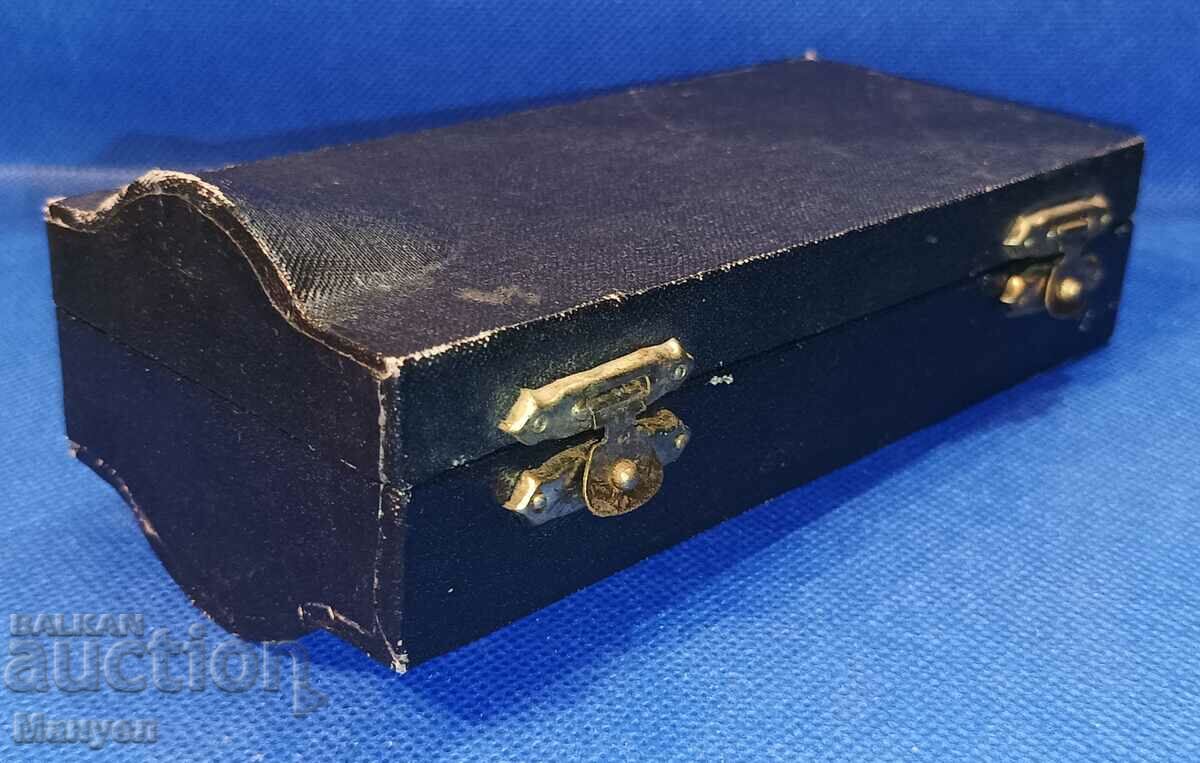 Auction A unique trumpet miniature. Auction A unique trumpet miniature.