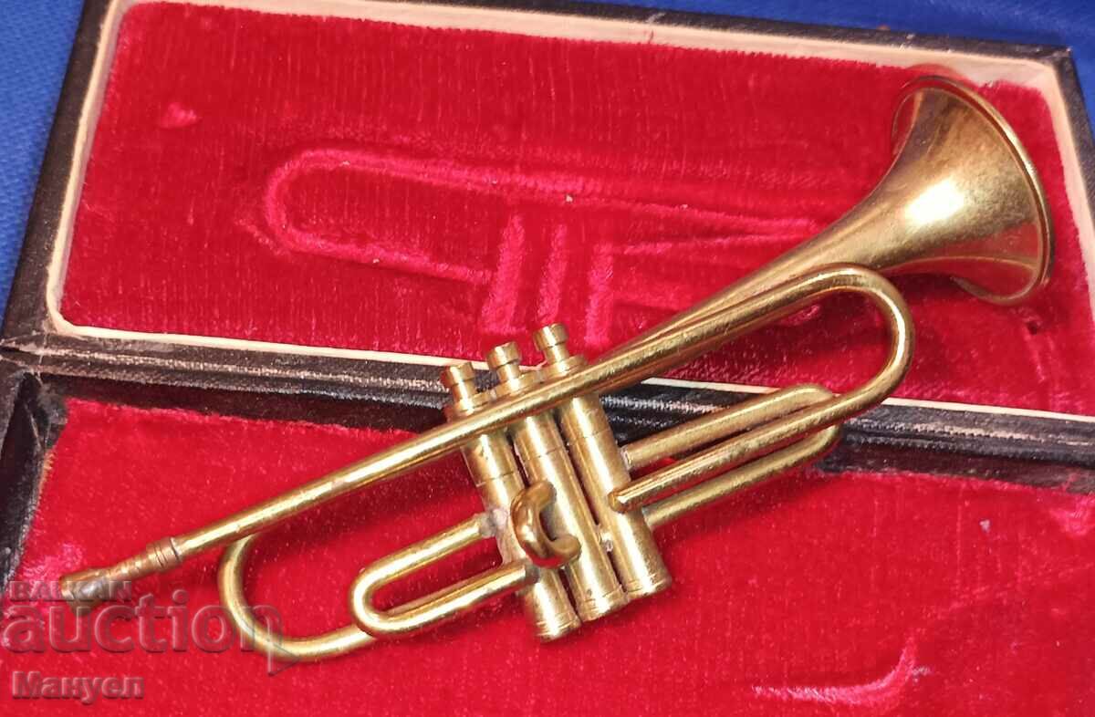 O miniatură unică de trompetă.