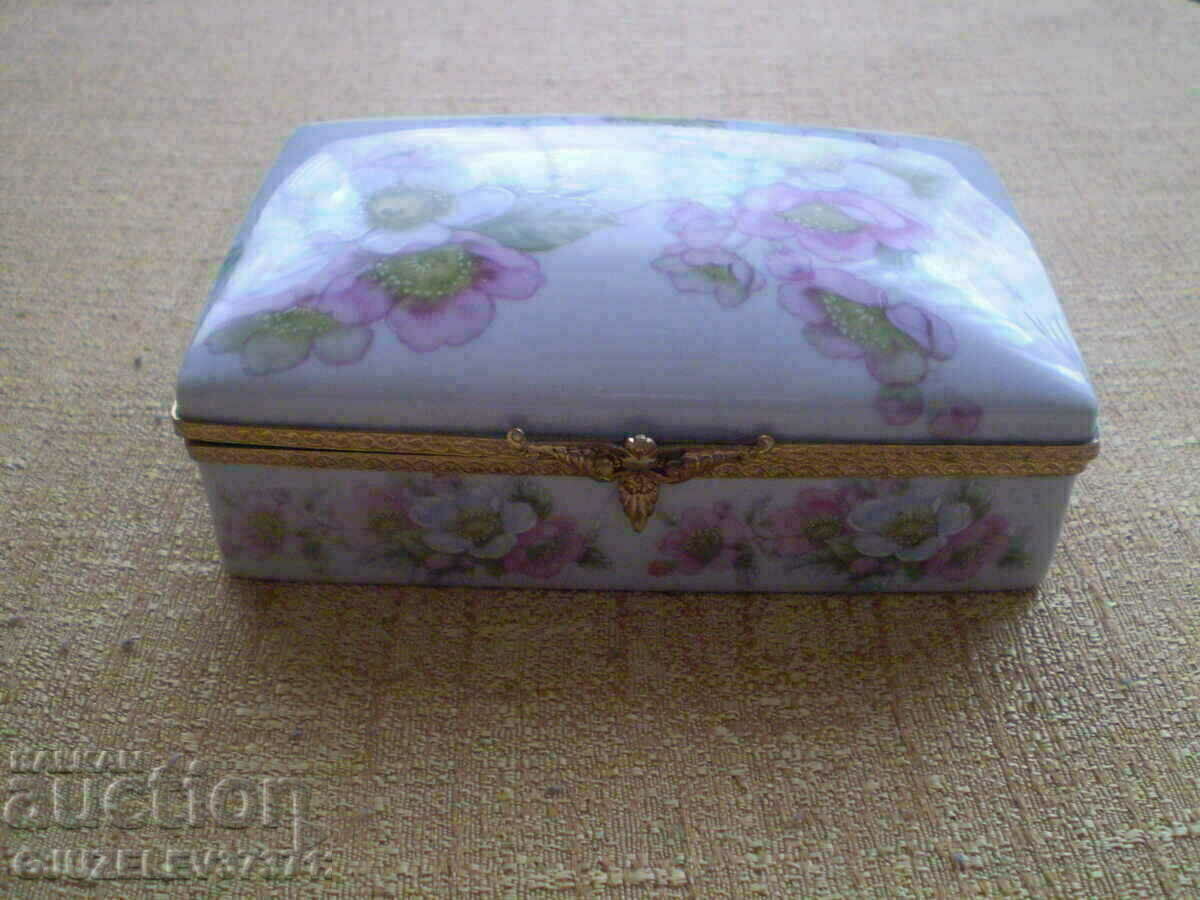 LIMOGES CASTEL Franse cutie bijuterii portelan cu preț 249.00 BGN | € 127.31