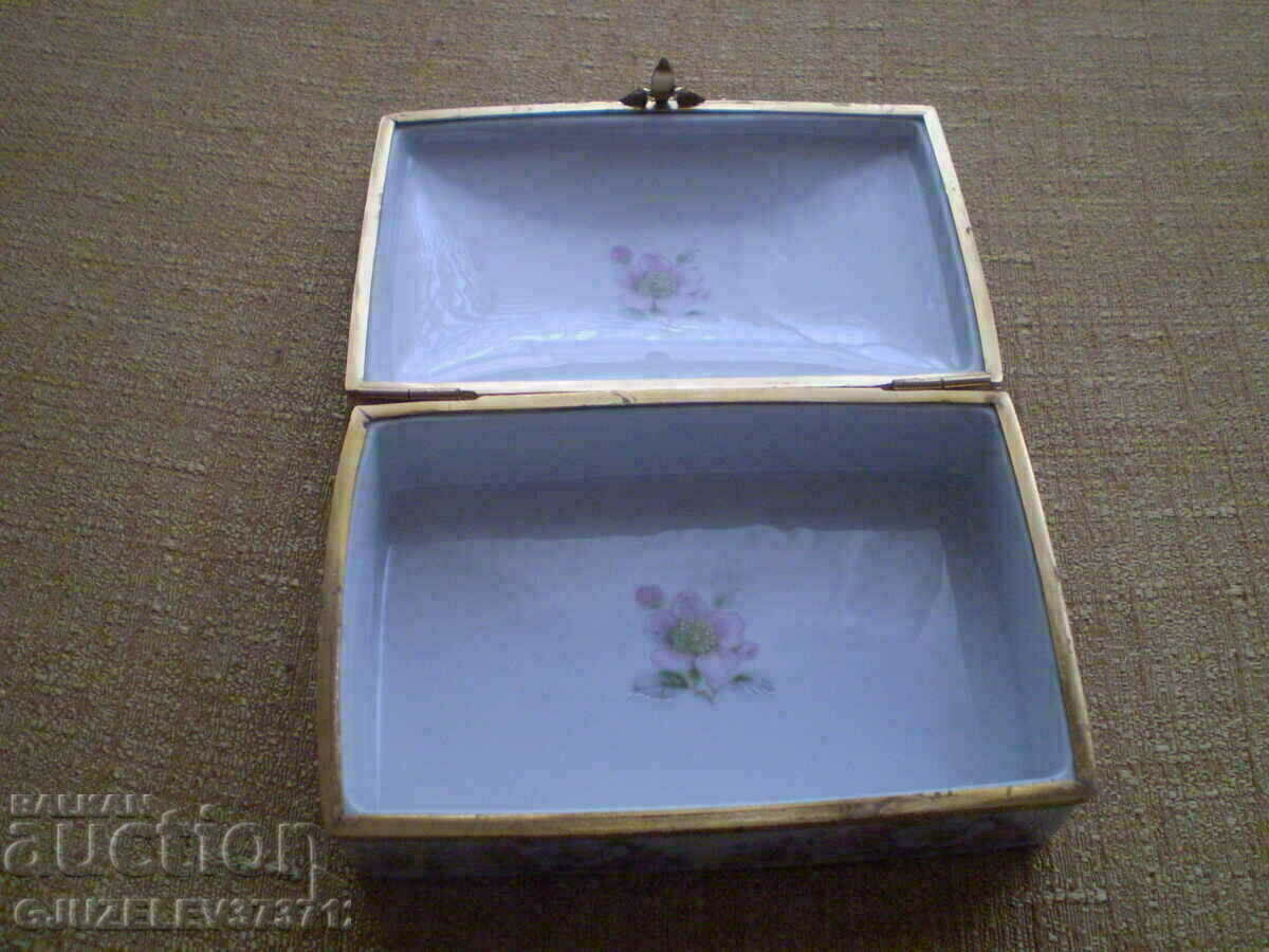 Licitație LIMOGES CASTEL Franse cutie bijuterii portelan