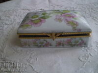 LIMOGES CASTEL Franse jewelry box porcelain