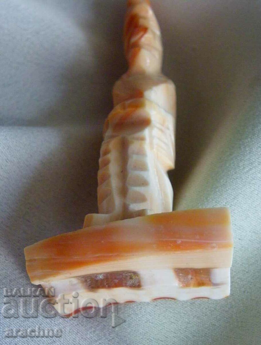 Figura de preot aztec dintr-o coajă de melc roșu - 5