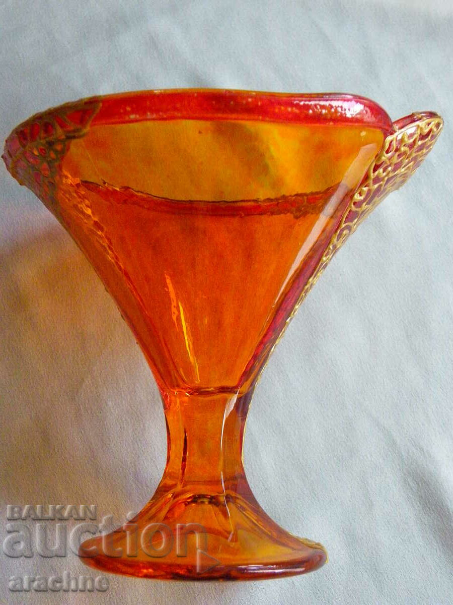 Un vas frumos de sticlă cu preț 35.00 BGN | € 17.90 Un vas frumos de sticlă cu preț 35.00 BGN | € 17.90