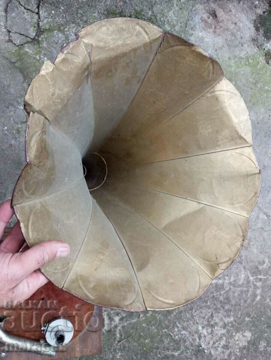 Παλιό γραμμόφωνο με χωνί με τιμή € 300.00 | 586.75 BGN