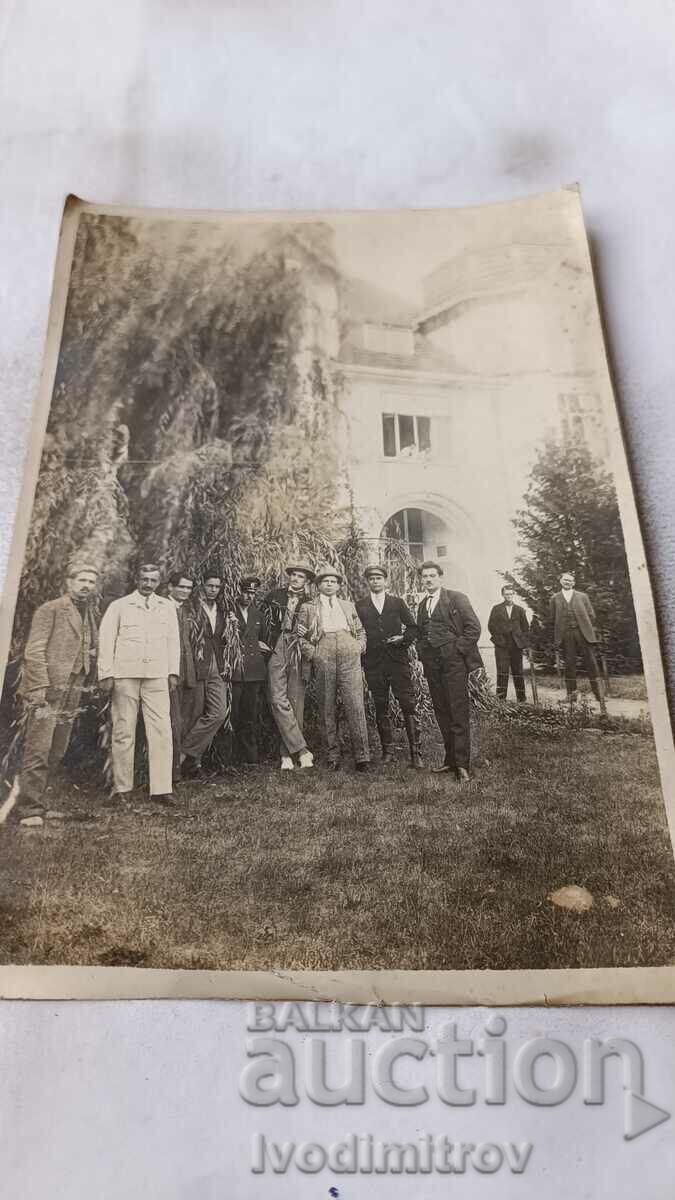 Fotografie Iskrets Bărbați în parc în fața sanatoriului 1923