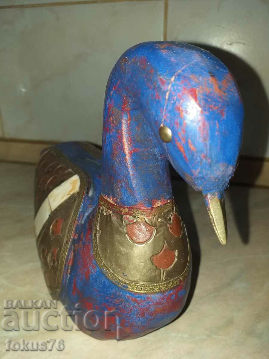 Μια υπέροχη μπλε ξύλινη πάπια με ορείχαλκο και κόκκαλο με τιμή 69.00 BGN | € 35.28 Μια υπέροχη μπλε ξύλινη πάπια με ορείχαλκο και κόκκαλο με τιμή 69.00 BGN | € 35.28