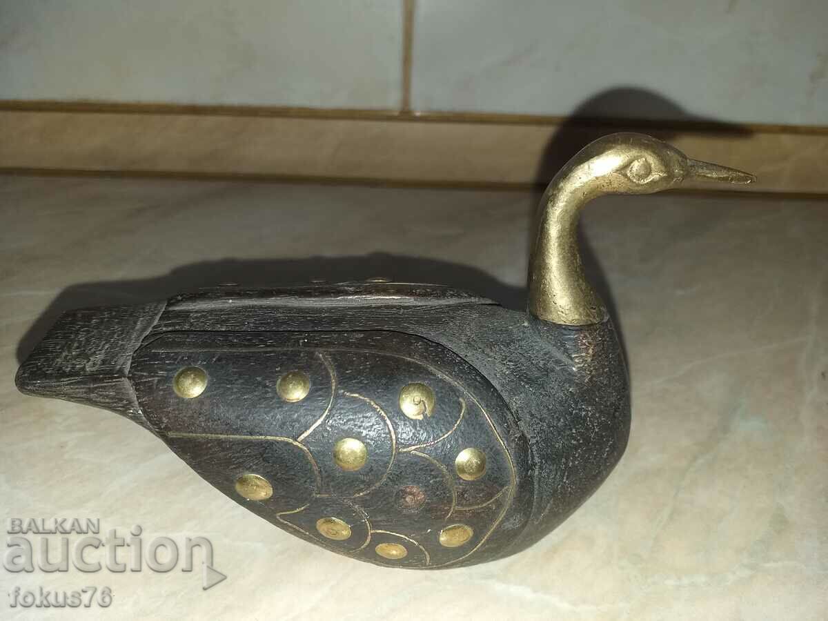 Μοναδική ξύλινη πάπια πάπιας με μπρούτζινα στοιχεία με τιμή 45.00 BGN | € 23.01 Μοναδική ξύλινη πάπια πάπιας με μπρούτζινα στοιχεία με τιμή 45.00 BGN | € 23.01