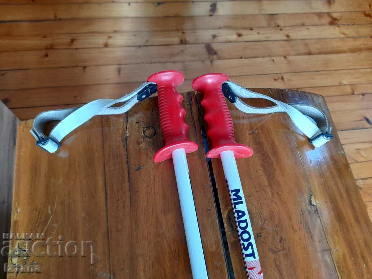 Beli vechi de schi Mladost cu preț 70.00 BGN | € 35.79 Beli vechi de schi Mladost cu preț 70.00 BGN | € 35.79