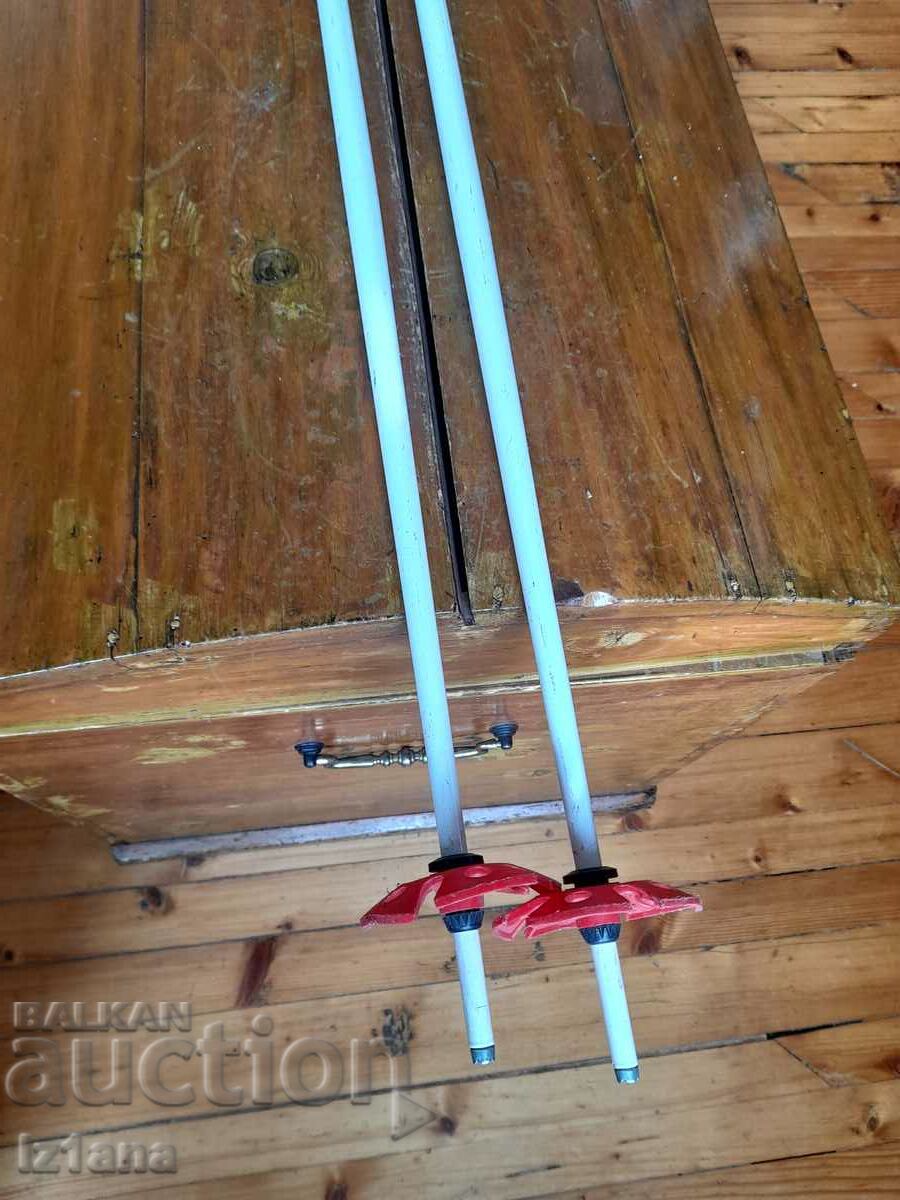 Livrarea Beli vechi de schi Mladost Livrarea Beli vechi de schi Mladost