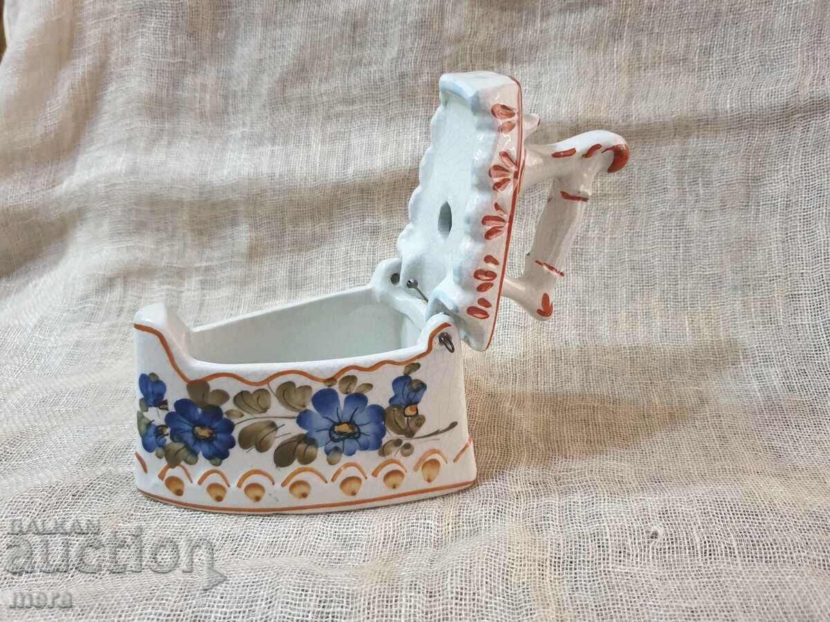 Auction Small porcelain iron Auction Small porcelain iron