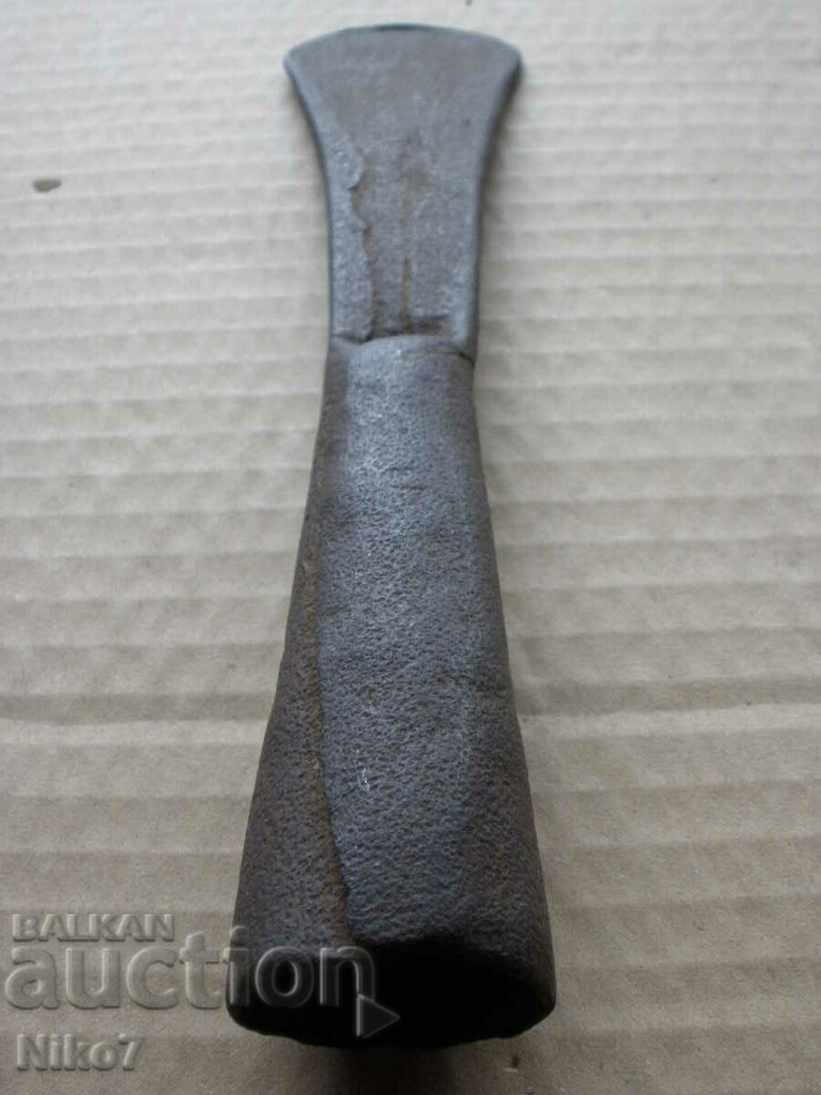 Delivery of An antique, wrought iron mantelpiece. Delivery of An antique, wrought iron mantelpiece.