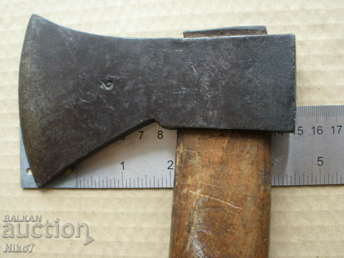 Old, branded hatchet, axe. - 7 Old, branded hatchet, axe. - 7