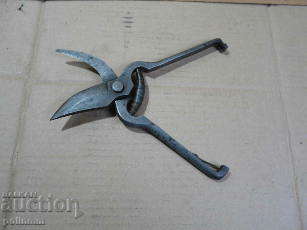 Old German vine shears - 2 with price 35.00 BGN | € 17.90 Old German vine shears - 2 with price 35.00 BGN | € 17.90
